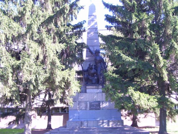 Еще один памятник на площади Победы в Кременчуге