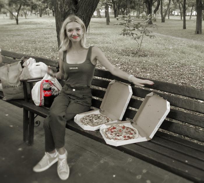 Настя с пиццами на лавочке в парке