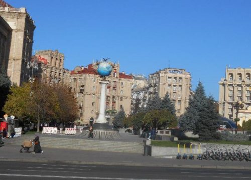 Крещатик: Глобус на Майдане
