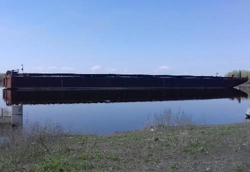Старая баржа на Днепре