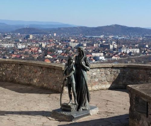 замок Паланок в Мукачево, Украина, с памятником Илоне Зриньи и её сыну Ференцу II Ракоци
